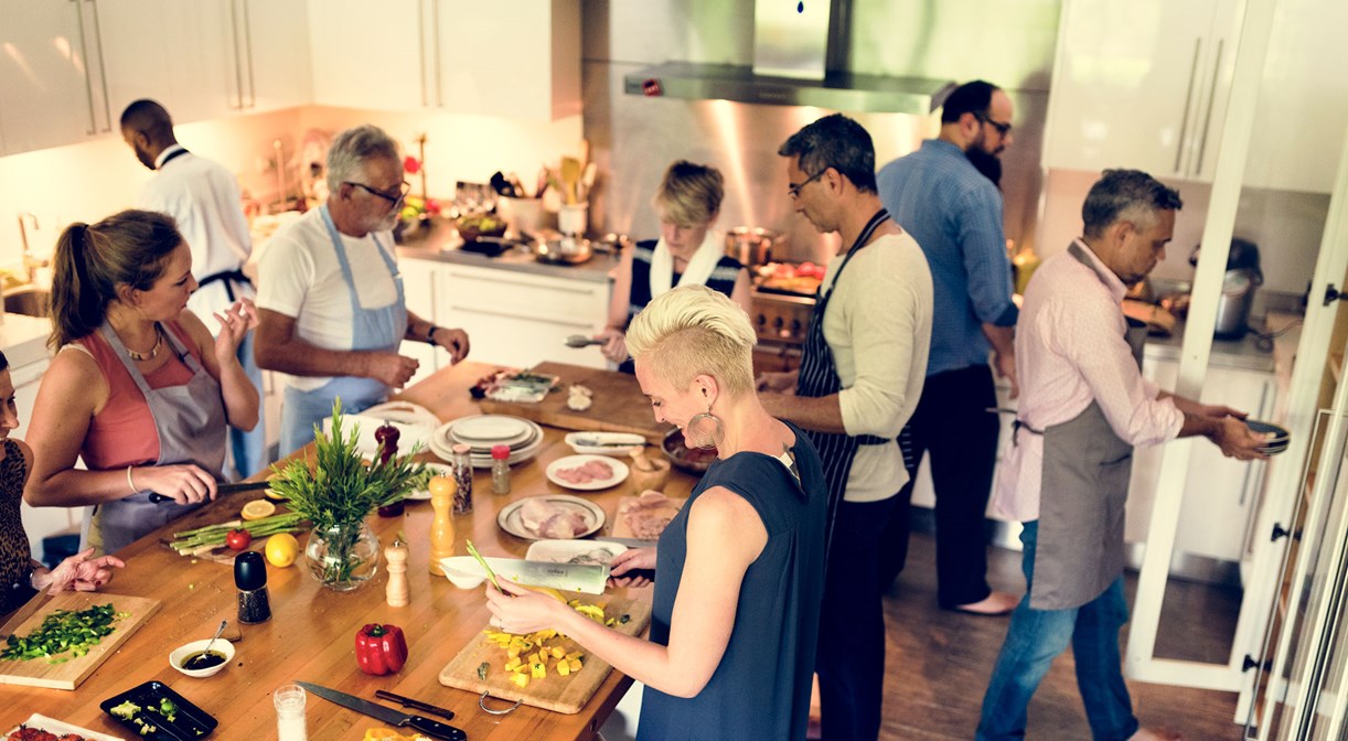 Gruppe von Freunden beim Kochen
