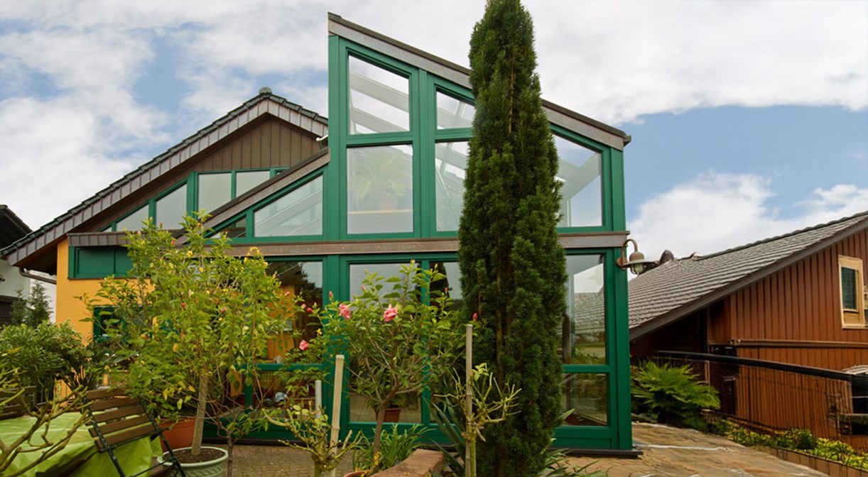 Wintergarten mit grünen Fensterrahmen