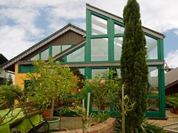 Renovierte Fenster eines Wintergartens
